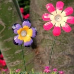 Recicleaza artistic: flori multicolore din sticle de plastic folosite