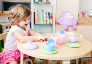 copil care se joaca cu un set de ceai - jucarii creative pentru care copilul tau iti va fi recunoscator