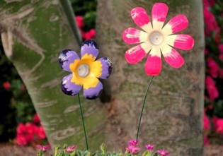 Flori multicolore din sticle de plastic reciclate