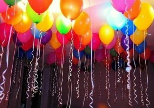 Baloane care se umfla singure si stau lipite de tavan