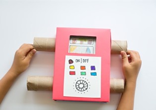 televizor de carton la care sunt transmise in direct creatiile copilului tau